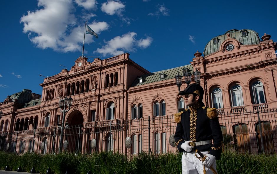 Adorni mantiene su custodia oficial mientras le piden austeridad a los jubilados