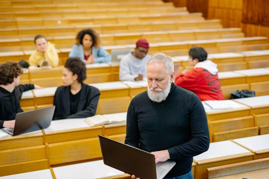 Quién es el gurú de Silicon Valley que advierte sobre el colapso universitario