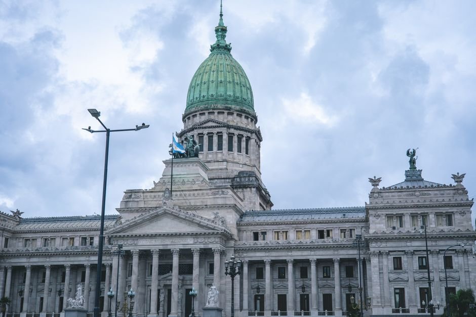 Gobernadores ilusionados con cambios en el Gabinete: ¿más humo o soluciones reales?
