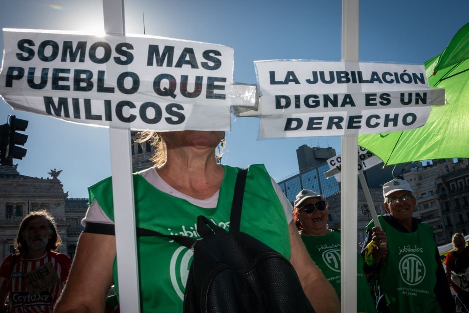 Milei hace equilibrio en la Rosada mientras los problemas reales siguen igual