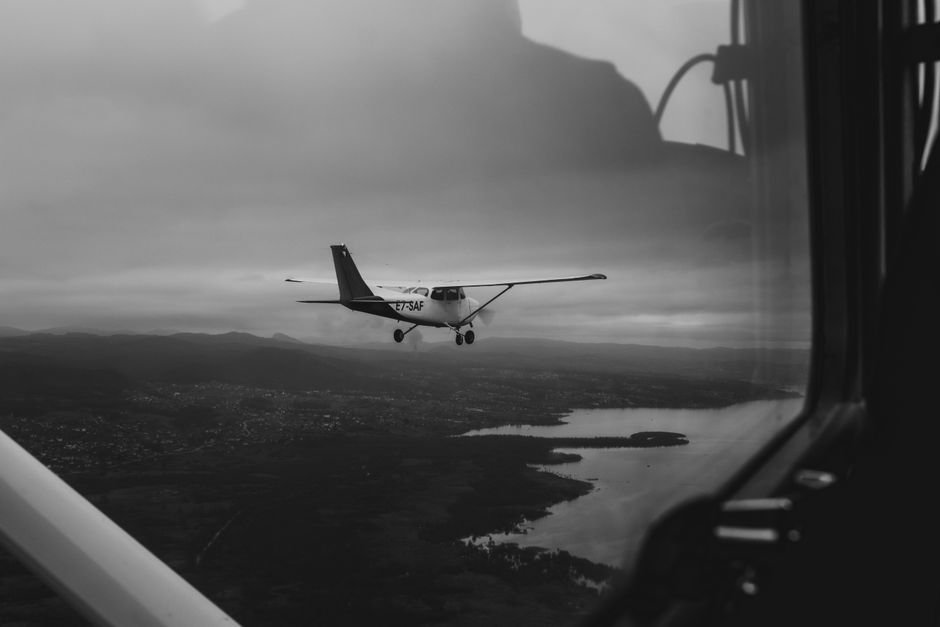 Tragedia en el aire: murió un instructor tras caer de un avión en pleno vuelo